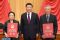 习近平为获奖代表颁奖