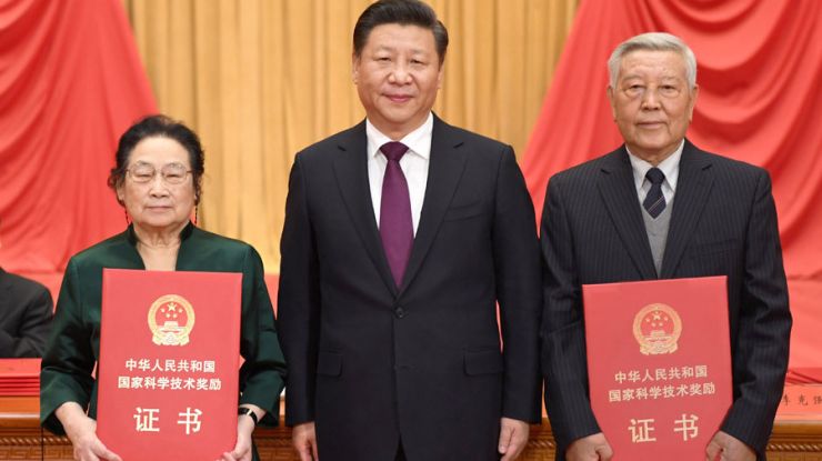 习近平为获奖代表颁奖