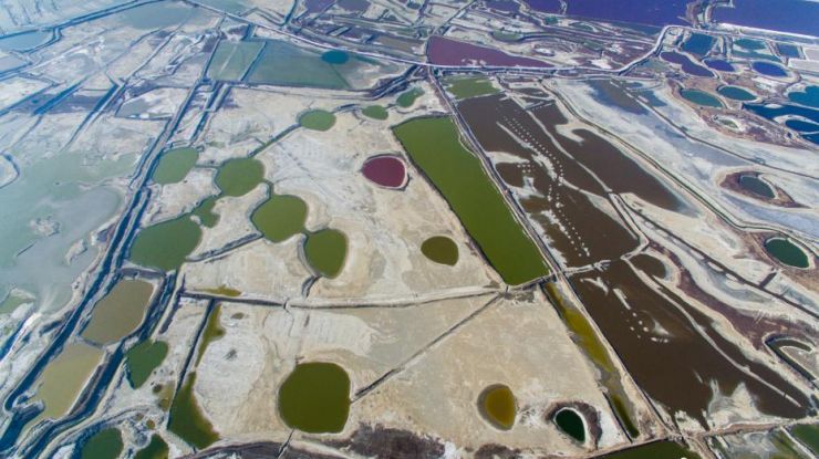 运城盐池出现“七彩调色盘”奇观