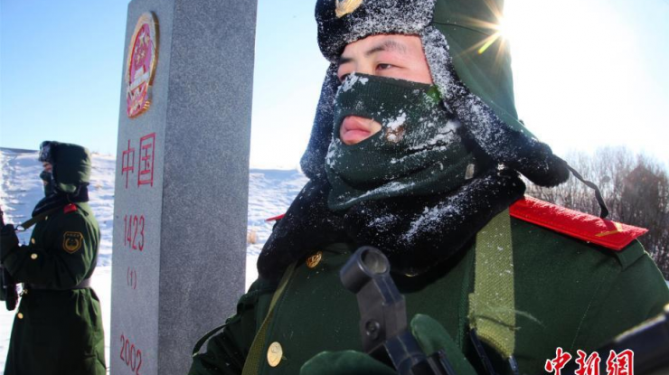 边防官兵零下40℃巡逻 保节日平安