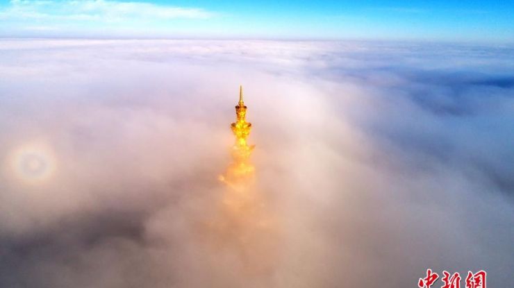 峨眉山金顶云雾缭绕 佛光再现美轮美奂