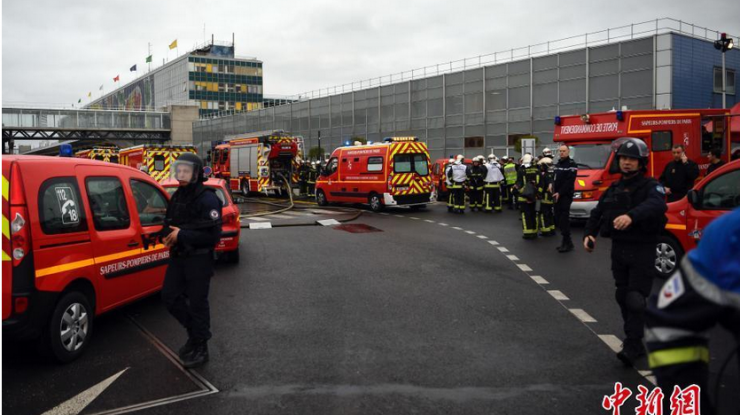 巴黎奥利机场发生抢枪事件