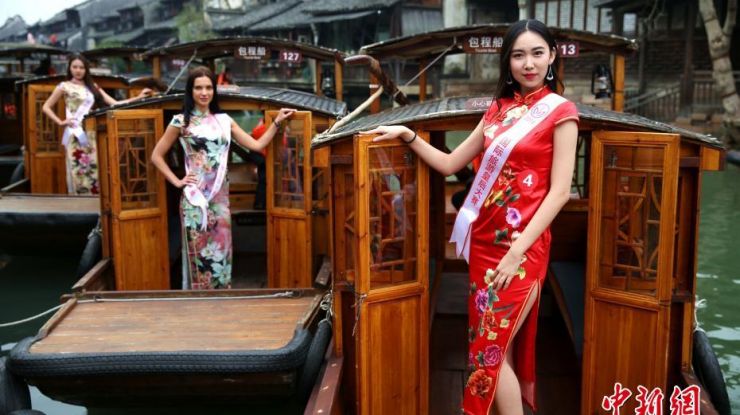 国际旅游皇后大赛佳丽乘船游乌镇