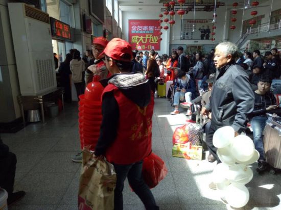 帮助乘客提行李。