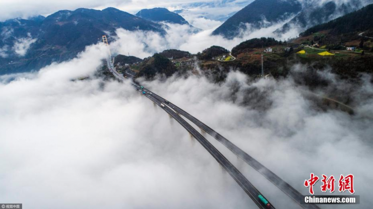 泗渡河大桥云山雾罩