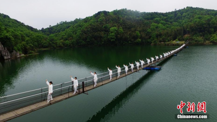 长沙“花甲”老人湖面吊桥秀太极