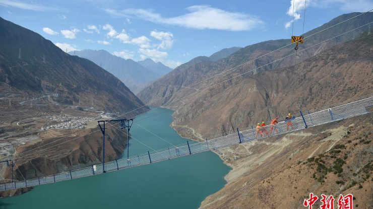 工人数百米高空架设“川藏第一桥”