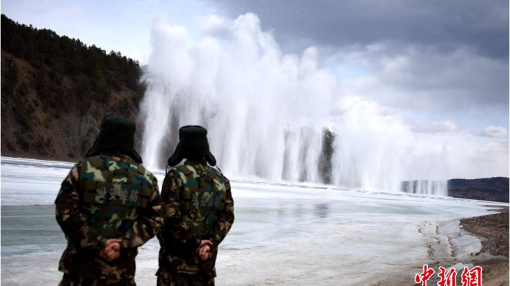 黑龙江漠河段破冰防凌激起百米“冰瀑”