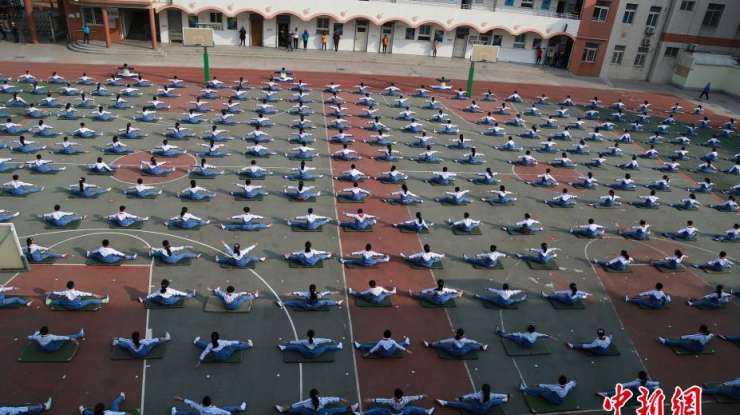 自创素质操 济南数百名小学生集体一字马