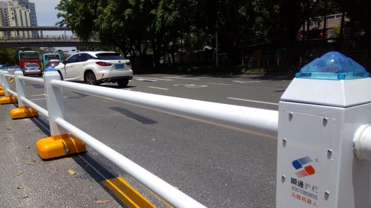 “马路机器人”亮相 护栏可移动遥控