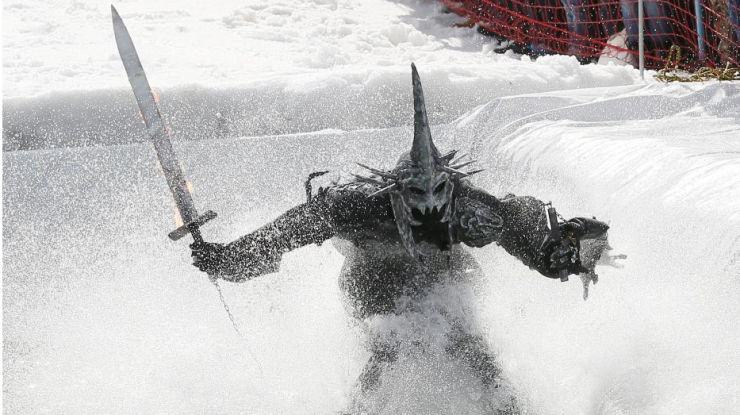 俄罗斯滑雪赛上奇葩造型吸引眼球