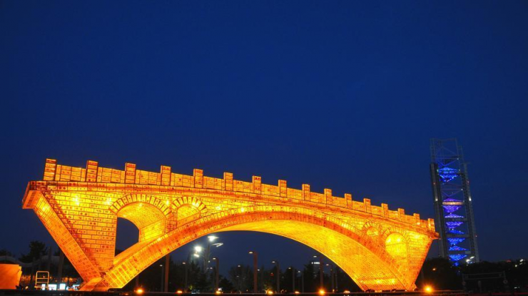 北京“丝路金桥”大型景观建成试灯