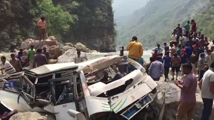 印度一大巴坠落山谷 已致45人死亡