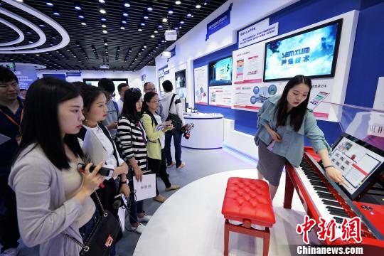 安徽省首个人工智能演示厅&ldquo;中国声谷&rdquo;体验中心5日对外开放，现场展示了人工智能技术相关产品应用。　高晓萱 摄