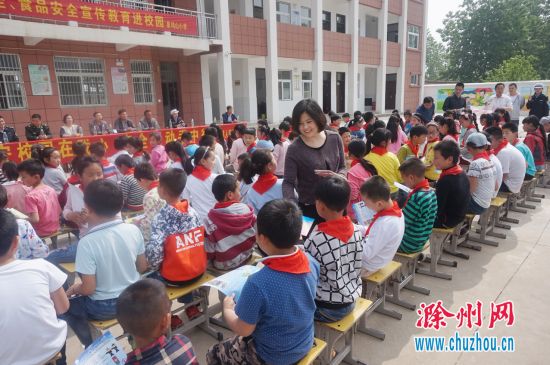 定远县定城镇多方联合开展安全宣传进校园活动2