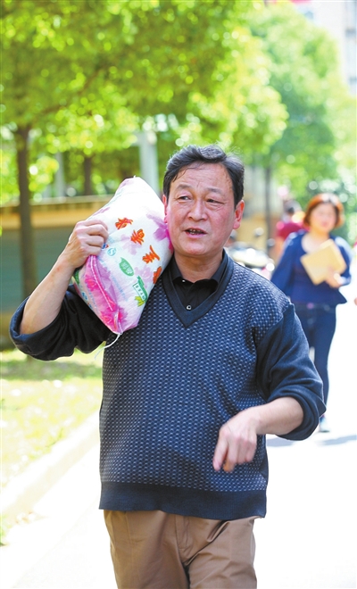 &ldquo;二舅&rdquo;扛着一袋面粉送往捐助对象家中