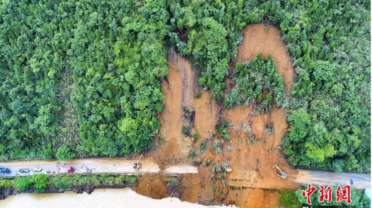 连日强降雨导致广西龙胜山体塌方