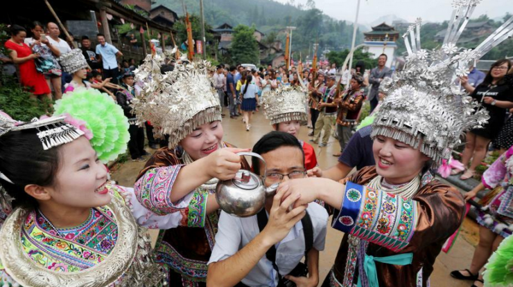 广西办“闹鱼节” 民众水中争抢活鱼
