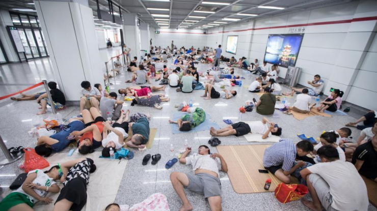 杭州持续40℃高温 大批纳凉族涌入地铁站
