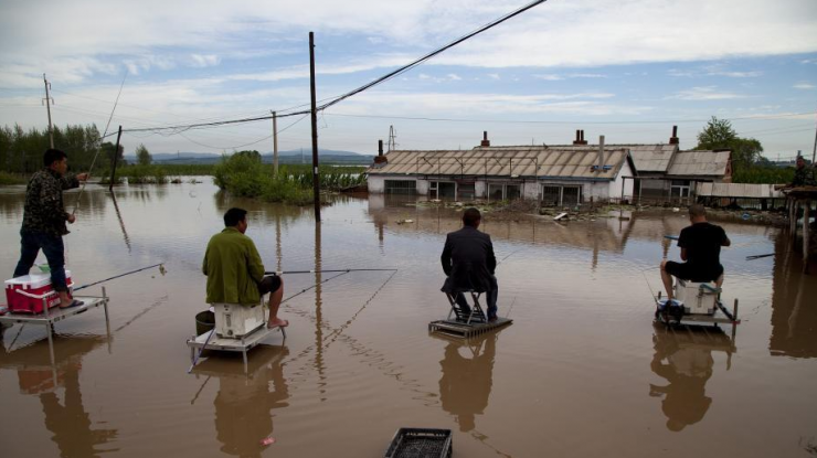吉林内涝严重 民众庭院内钓鱼