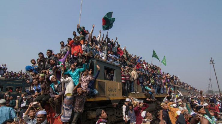 实拍孟加拉国火车“开挂”不堪重负