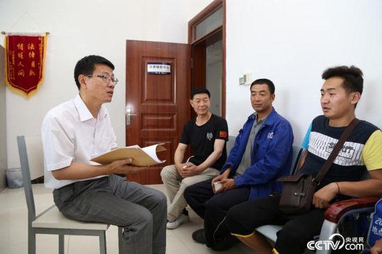 在阜康市,曹旭先后无偿代理了30多起案件,解答法律咨询300多人次。(高斌/摄)