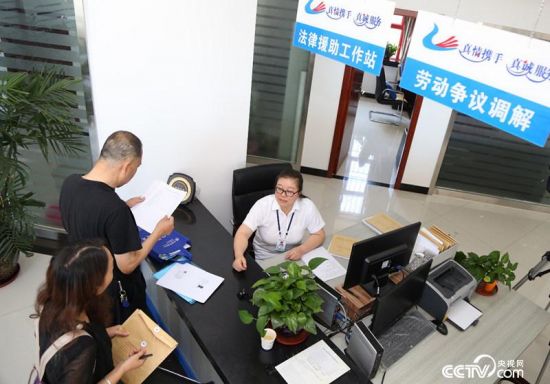 陈贤在乌鲁木齐经济开发区劳动人事争议仲裁院法律援助工作站为当事人提供法律服务。(高斌/摄)