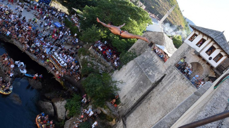 百年老桥上演24米极限跳水