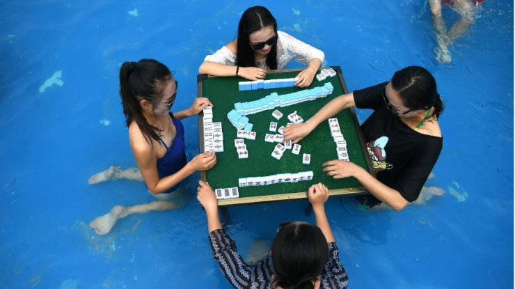 重庆再发“高温红色预警” 市民水中玩麻将消暑