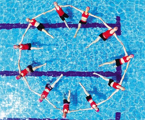 全椒瑜伽爱好者在水中练习瑜伽