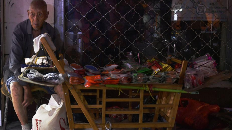 107岁老人卖鞋垫 有人买完再悄悄放回