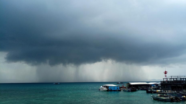 海南三亚上空出现壮观雨瀑景观