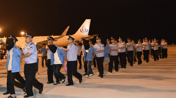 122名电信诈骗案嫌犯从柬埔寨押解回国