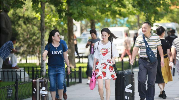 中戏开学新生报到 小花小鲜肉集中亮相校园