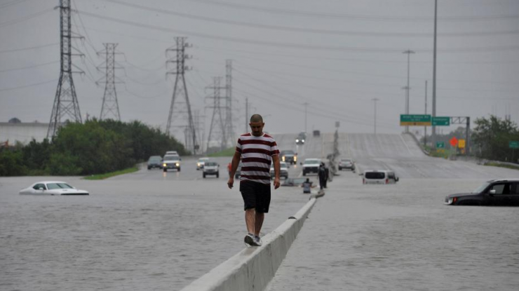 美国迎12年来最强飓风