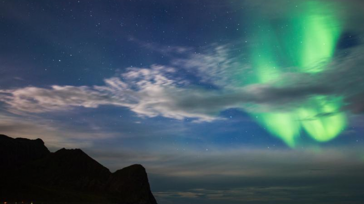 挪威北极圈惊涛拍岸极光映天