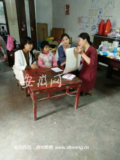 老师们在给小梦圆上课。（受访者供图）