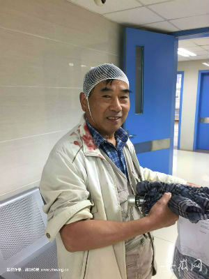 老法官张永力救人时头部受伤，但把人救上来后很开心。