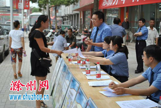 2向群众发放宣传材料并现场解答_副本