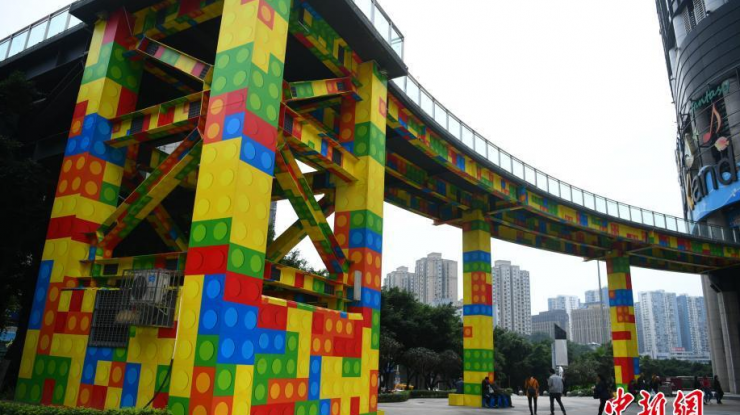  重庆街头现“积木天桥” 
