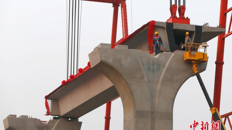  北京轨道交通新机场线架梁
