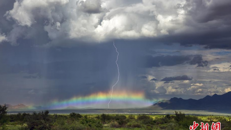 风暴与闪电彩虹罕见同框