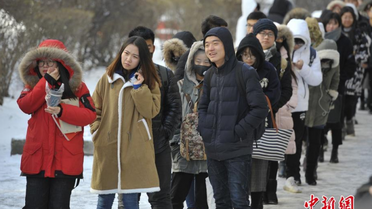 大学生雪地排队领双11快递