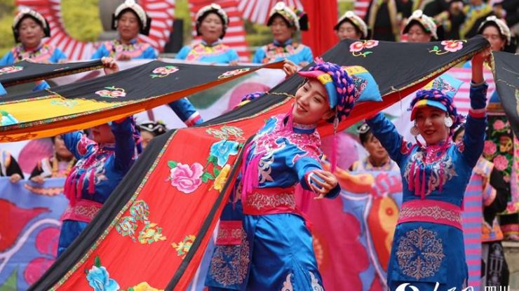 组图：唱羌歌 跳羌舞 四川理县羌族百姓喜迎羌年