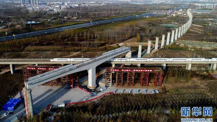 郑万高铁万吨T构桥横跨京广高铁转体成功