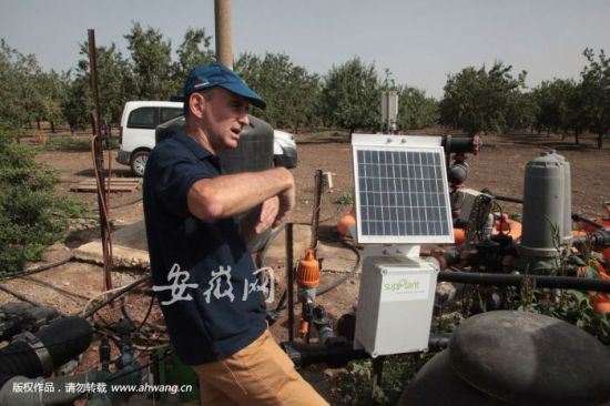 安徽朗坤物联网有限公司的技术人员正在田间地头进行农业物联网技术的研发。