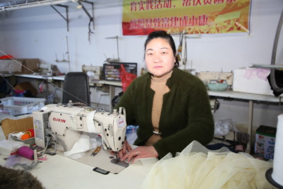 刘以霞在他的扶贫车间缝纫蚊帐