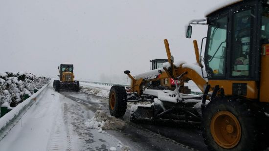 1月3日夜间至4日上午,滁州处组织人员机械连续作业,铲除辖段积雪1
