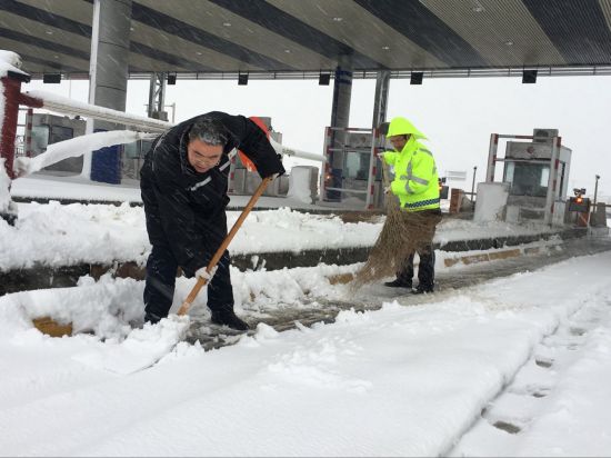 1月3日至4日大雪期间,滁州处大墅站组织人员清除道口积雪