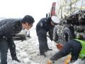 来安：大货车因路滑陷入雪中，协警用手清理积雪助脱困